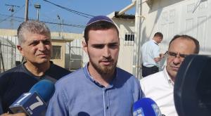 בני משפחת לוברסקי מחוץ לבית המשפט צילום: אם תרצו חדשות