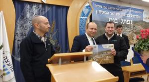השר נפתלי בנט וראש המועצה האזורית שומרון יוסי דגן בביקור ב'נופי נחמיה' צילום: לפ"מ התיישבות