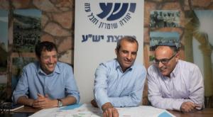 יו"ר מועצת יש"ע חננאל דורני (במרכז) עם יגאל דילמוני (מימין) ושילה אדלר צילום: הדס פרוש, פלאש 90 ברנז'ה