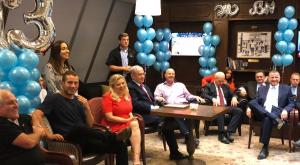 נתניהו ורעייתו עם חברי הליכוד צילום: ללא פוליטי