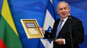 נתניהו עם המטבע צילום: חיים צח, לע"מ חדשות