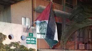 דגל פלסטין בבניין עיריית פתח תקווה צילום: ללא חדשות