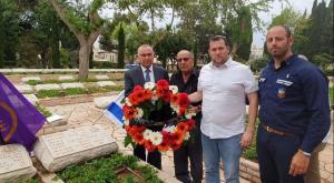 על קברו של לוחם האצ"ל צילום: רועי חדי התיישבות
