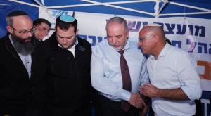 ליברמן במאהל המחאה עם אנשי מועצת יש"ע צילום: מועצת יש"ע התיישבות