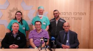 אפרים רימל עם הרופאים שטיפלו בו צילום: שערי צדק חדשות