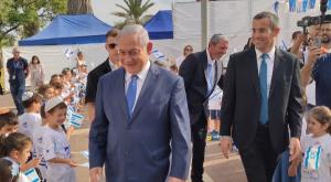 נתניהו עם ילדי אלקנה צילום: ללא פוליטי