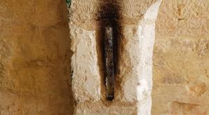 מקום המזוזה שנעקרה והושחתה צילום: המשרד לשירותי דת חדשות