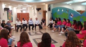 פינסקי עם בנות השירות הלאומי צילום: עמותת רחשי לב חדשות