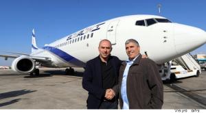 ראש עיריית קרית מלאכי עם מנכ"ל אל על על רקע המטוס צילום: סיון פרג' ועיריית קריית מלאכי חדשות