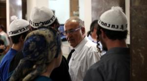 אחת מנשות הכת עם כמה מילדיו של אמבש במהלך משפטו צילום: יוסי זמיר, פלאש 90 פוליטי