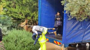 שוטר מחלץ ילד במושב אמונים צילום: דוברות המשטרה פוליטי