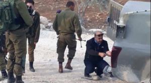 מפקד משטרת חברון מחליף גלגל בג'יפ צה"ל צילום: פייסבוק חדשות