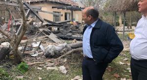 בנט במקום נפילת הרקטה צילום: דוברות שר החינוך חדשות