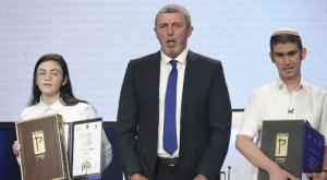 כלת התנ"ך רות כהן, לצד סגנה משה גלידאי, עם שר החינוך פרץ צילום: דוברות משרד החינוך חדשות