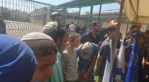 מפקד תנועת אריאל מחוץ לבית משפחת שנרב צילום: חיה שלומית צור חדשות