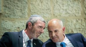 השר פרץ עם מנכ"ל משרדו צילום: יונתן זינדל, פלאש 90 חדשות