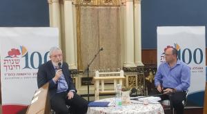 ד"ר מוישי וינשטוק (מימין) משוחח עם הרב פרופ' יהודה ברנדס צילום: מכללת הרצוג ברנז'ה