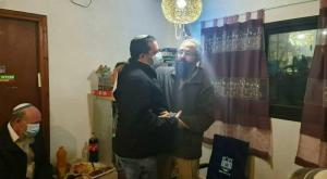 יוסי דגן ראש מועצת שומרון בביקור ניחומים בבית משפחת סנדק בשבוע שעבר צילום: רועי חדי התיישבות