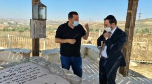 דגן עם בוסו בקברו של רזיאל שבח הי"ד צילום: רועי חדי התיישבות