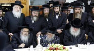 האדמו"ר מסאטמר (יושב, משמאל) בביקורו בירושלים  צילום: אוליבר פיטוסי, פלאש 90 חדשות