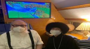 פולארד ואשתו במטוס לישראל צילום: אתר ישראל היום תרבות