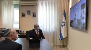 נתניהו בשיחה עם ראש המכון הביולוגי צילום: קובי גדעון, לע"מ פוליטי