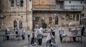 תפילה בשטח פתוח בתחילת ימי הקורונה. ארכיון צילום: יונתן זינדל, פלאש 90 חדשות