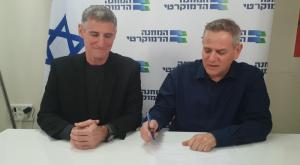 גולן והורביץ חותמים על הסכם משותף  צילום: ללא  חדשות
