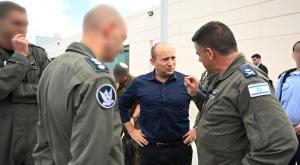בנט עם נורקין ועם מפקד הבסיס צילום: אריאל חרמוני, משרד הביטחון ביטחון