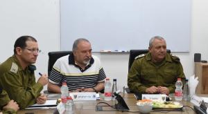 השר ליברמן באוגדת עזה צילום: שחר לוי, משרד הביטחון חדשות