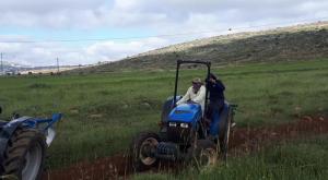 תיעוד הפורעים על הטרקטור צילום: גאולת ציון התיישבות