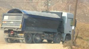 המשאית חוסמת את הדרך צילום: דוברות המשטרה התיישבות