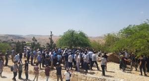 משתתפי טקס הקבורה צילום: רגבים התיישבות