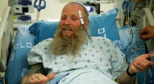 הרב איתן שנרב בבית החולים לאחר פציעתו צילום: פלאש 90 חדשות