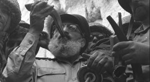 הרב גורן תוקע בשופר בכותל המערבי צילום: לע"מ, דרך ויקיפדיה CC BY-SA 4.0 דעות