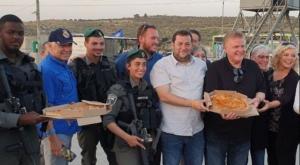חבר בוועדה המייעצת של טראמפ גים גארלו עם יוסי דגן, מגיש פיצה לחיילים בצומת תפוח צילום: רועי חדי התיישבות