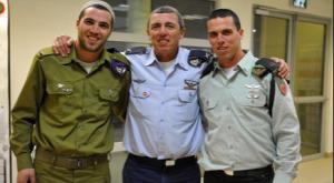 תום פרץ (מימין) עם אביו הרב רפי פרץ ואחיו מעוז צילום: דובר צה"ל ברנז'ה