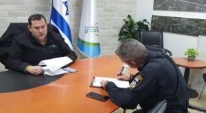 יוסי דגן עם החוקר בלשכתו צילום: רועי חדי חדשות