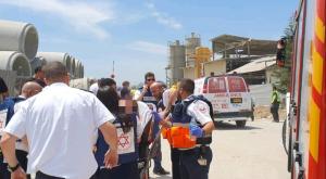 מקום הפגיעה במפעל באשקלון צילום: דוברות מד"א ביטחון