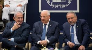 נתניהו וליברמן עם נשיא המדינה, בשנה שעברה צילום: יונתן זינדל, פלאש 90 חדשות