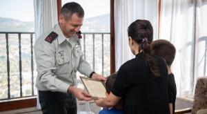 הרמטכ"ל כוכבי עם משפחתו של הקצין שנפל צילום: דובר צה"ל ביטחון