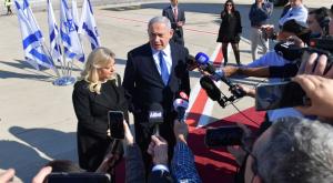 נתניהו ורעייתו בנתב"ג צילום: קובי גדעון, פלאש 90 פוליטי