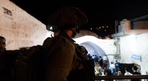 חייל מאבטח מתפללים בקבר יוסף צילום: דובר צה"ל חדשות