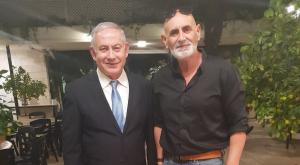 נתניהו ודוד אלחיאני בפגישתם בפלבור צילום: ללא התיישבות