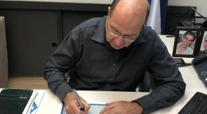 משה (בוגי) יעלון חותם על האמנה צילום: דוברות צהר חדשות