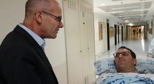 מנכ"ל המרכז הרפואי שערי צדק פרופ' עופר מרין עם אפרים רימל צילום: שערי צדק חדשות
