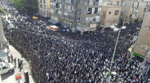 המונים בהלוויתו של הרב קרליץ בבני ברק צילום: איחוד הצלה חדשות