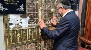 השר יעקב אביטן במערת המכפלה  צילום: דוברות המשרד לשירותי דת התיישבות