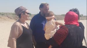  גופשטיין ואשתו, יחד עם האמא גלית, ביתה והתינוקת במעבר ארז  צילום: ארגון להב"ה פוליטי