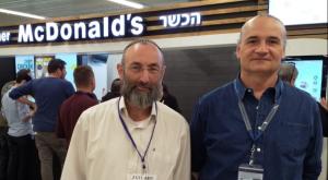  הרב מנחם פרל ולצידו מר שאול שגב  צילום: דניאל שינשינסקי חדשות